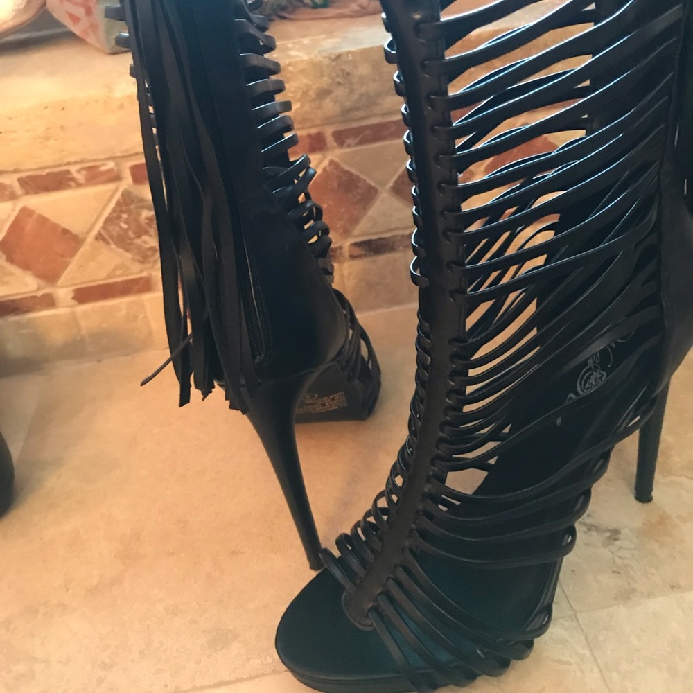 Like new, gladiator black heels sandals